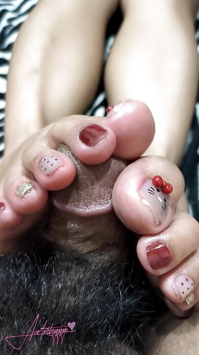 Acoletteyyy'nin sevimli parmakları pressie hassas yarak kafasını sert boşalmak için bastırdı