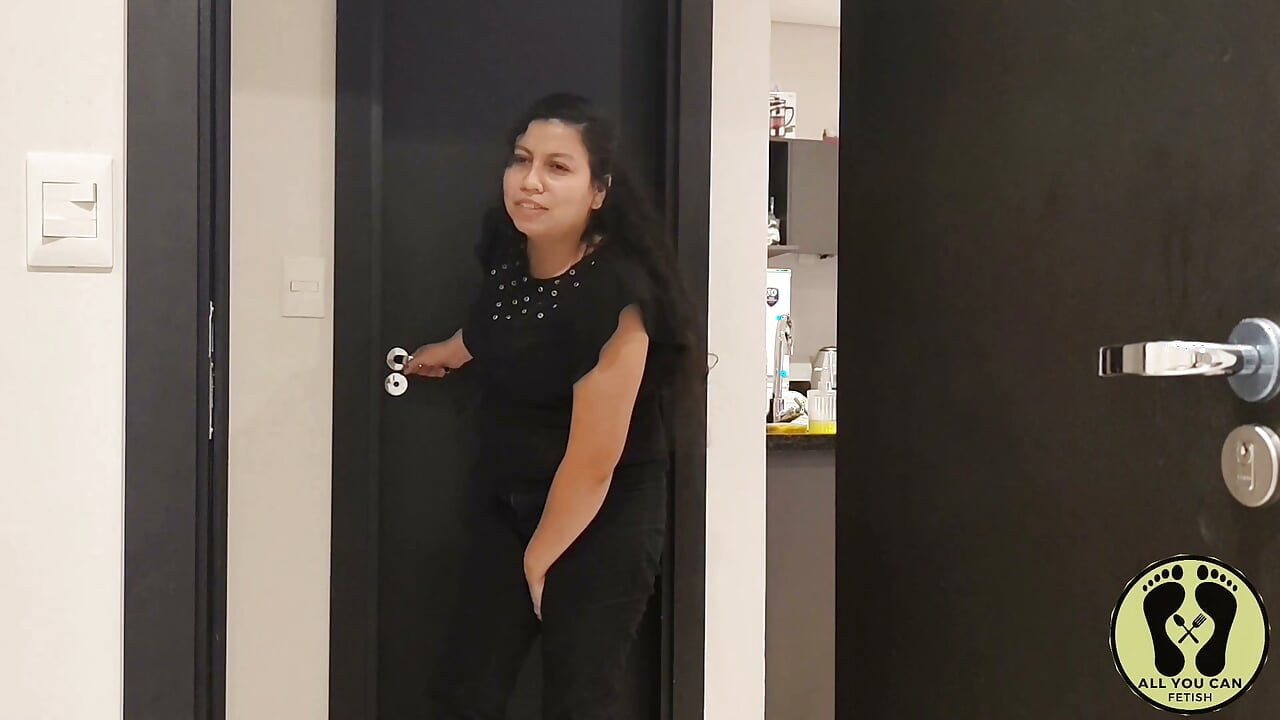 情侣在肮脏厕所里憋尿