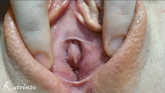 La ragazza con la figa bagnata emette molto succo dopo il primo piano della masturbazione