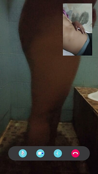 Sexo por videochamada (Traição enquanto o marido está fora)