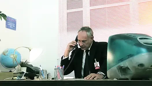 Büyük memeli esmer iki polis memuru tarafından sikiliyor