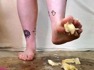 Niszczenie bananów moimi stopami