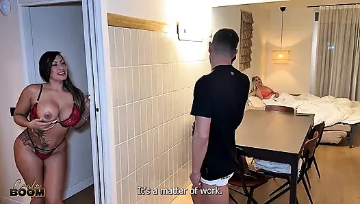 Eine blondine teilt den penis ihres mannes zu dritt - Carla Boom.