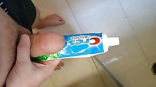 Ik wilde tandpasta neuken met mijn grote lul