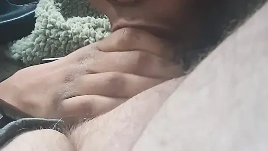 Minyon zenci genç kız arabada sakso çekiyor