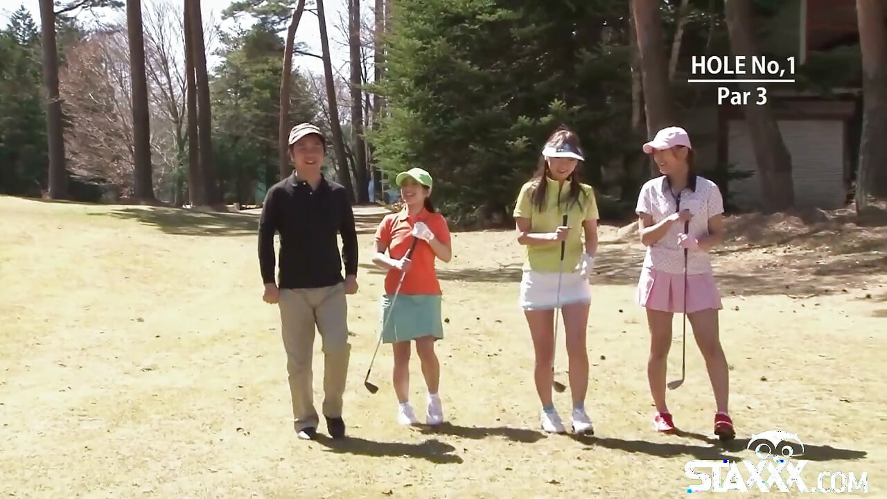 Adolescentes asiáticas lindas juegan un partido de golf a striptease