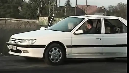 Azgın adam sakso çektikten sonra seksi sarışını kanepede sert sikiyor