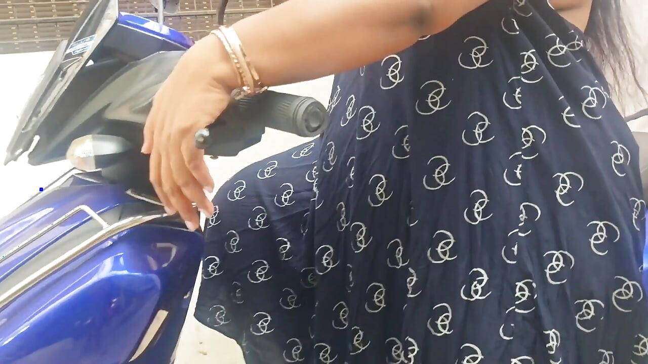 Mallu house esposa desnuda sesión de fotos en scooter Sexy chica mallu se desnuda para la cámara