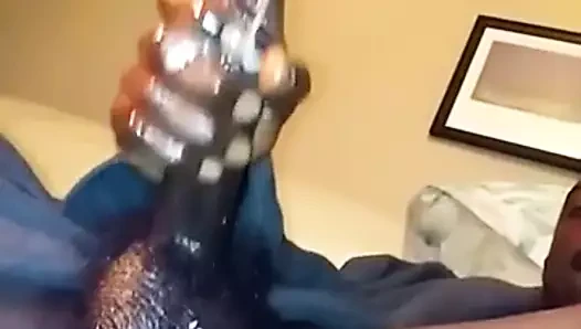 Adam kalın bir fındık büstü