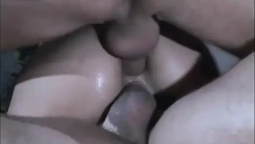 Düzgün vücutlu sürtük aynı anda yarağa biniyor ve yarak emiyor