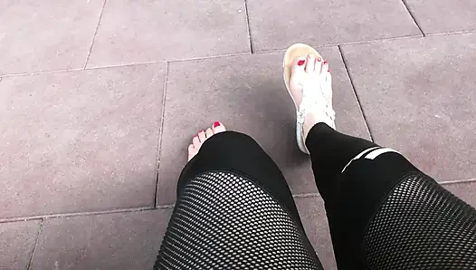 Kırmızı ayak tırnakları ve ayak parmaklarının kıpır kıpır olduğu sandaletler açık havada azdırıyor