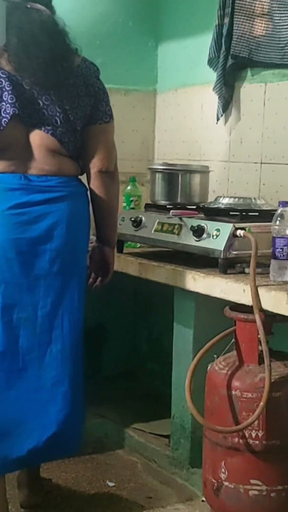 Bhaavna aanti kichan men kaam kar rahi thi aur mujhe seks ke lie aamantrit kiya aur mainne uske saath seks kiya | klip 2