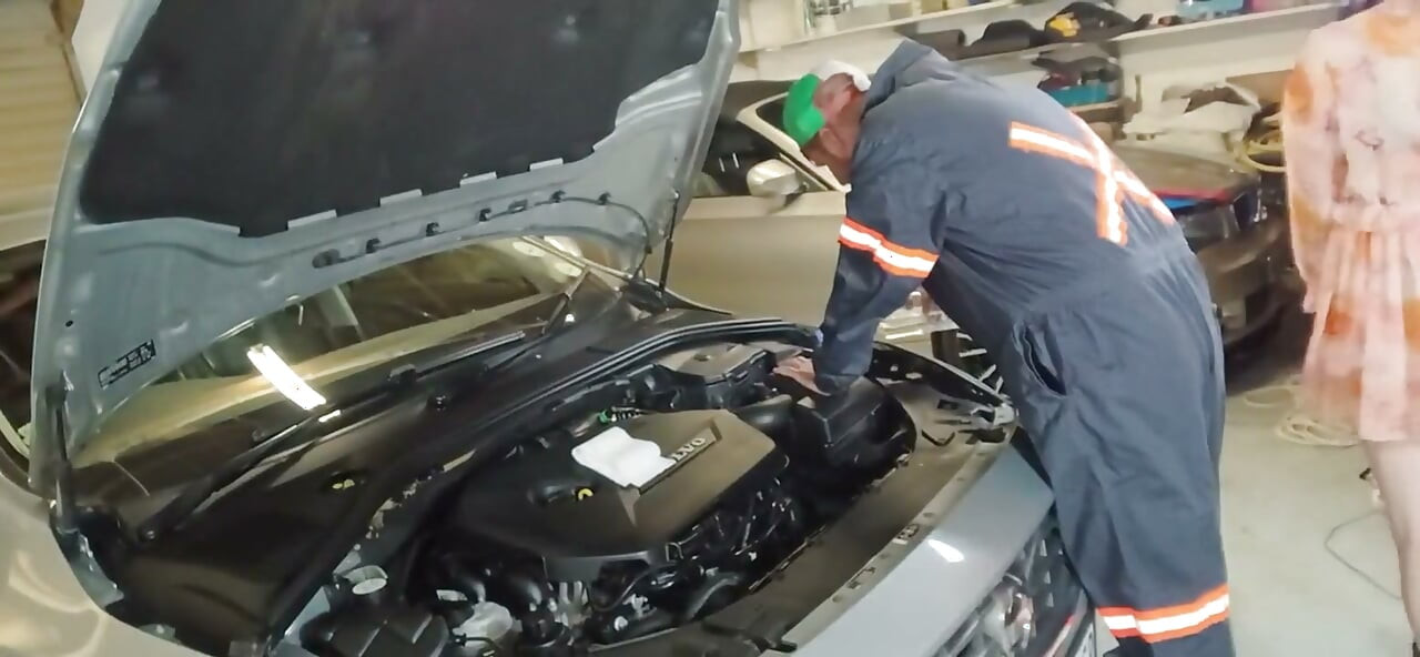 Fucking the Mechanic to Fix My Car Faster