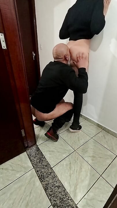 Collega’s hebben seks op kantoor met een facial.