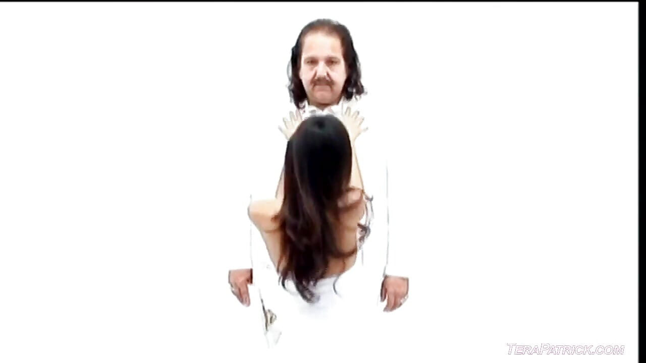 热辣的亚洲女郎lucy lee用双插在所有小穴上被狠操