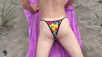 Bikini seksi di pantai