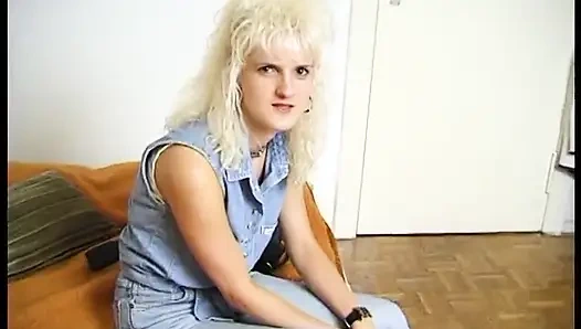 Немецкая милфа-блондинка в соло-действии