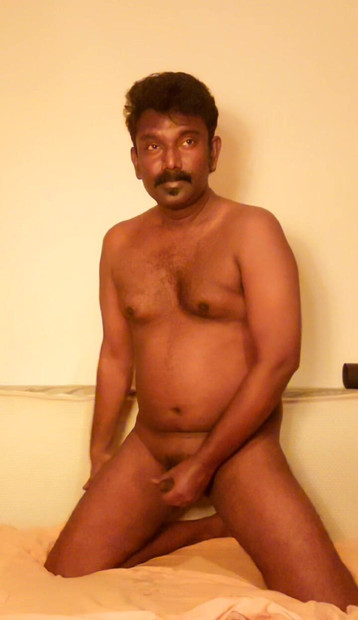 Anand Surya, modèle tamoule nue, se masturbe