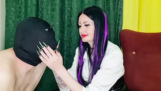 Spucken und klatschen von strenger Domina Nika. Ohrfeigen und spucken.