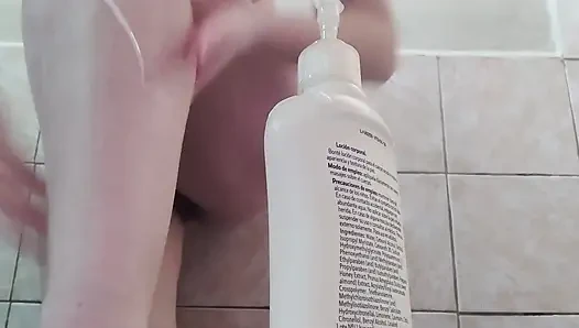 Rutinitas pascacukurku adalah dengan memakai body lotion