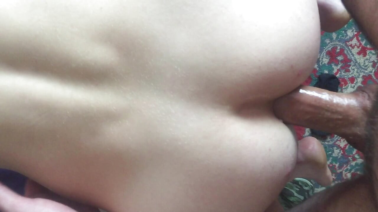 Galoane de fântâni de spermă și stropi pe femboy de la tatăl vitreg căsătorit!