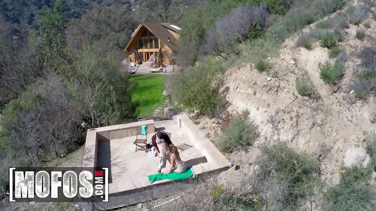 Mofos - Danica Dillon krijgt haar geschoren poesje in de open lucht genomen terwijl een drone het allemaal vastlegt