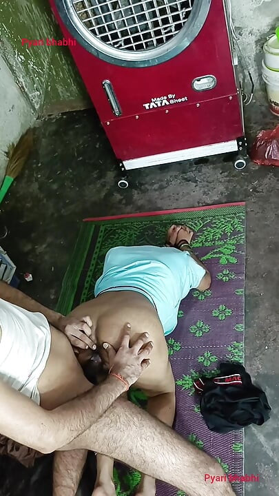大個子年輕人以狗爬式吸吮雞巴