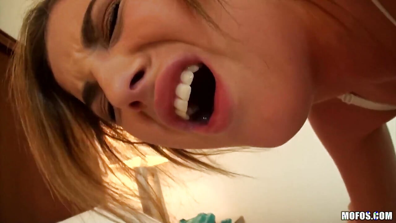 I Know That Girl - Katie King Gives Some Changing Room Head
