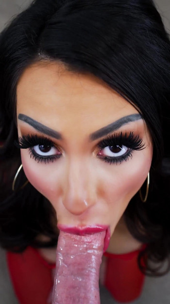 Uzbudljiv trenutak iz filma "Hime Marie Sloppy Blowjob featuring Jonni Darkko"