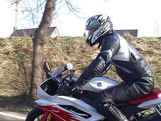 Minha namorada alemã perfeita em uma motocicleta