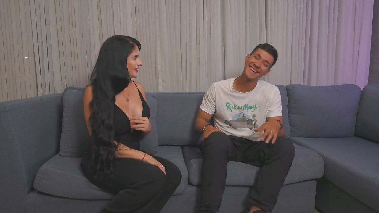 Eine latina-MILf mit perfekten titten reitet einen großen schwanz bei ihrem ersten date