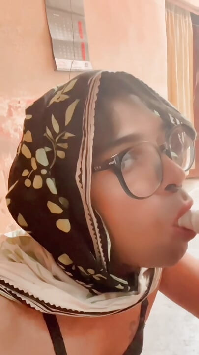 Tolong kongkek muka saya latihan deepthroat