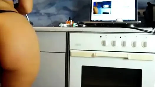 Baştan çıkarıcı g-string azdırma: sexydea'nın çekici kıvrımlarıyla gösterişini izleyin