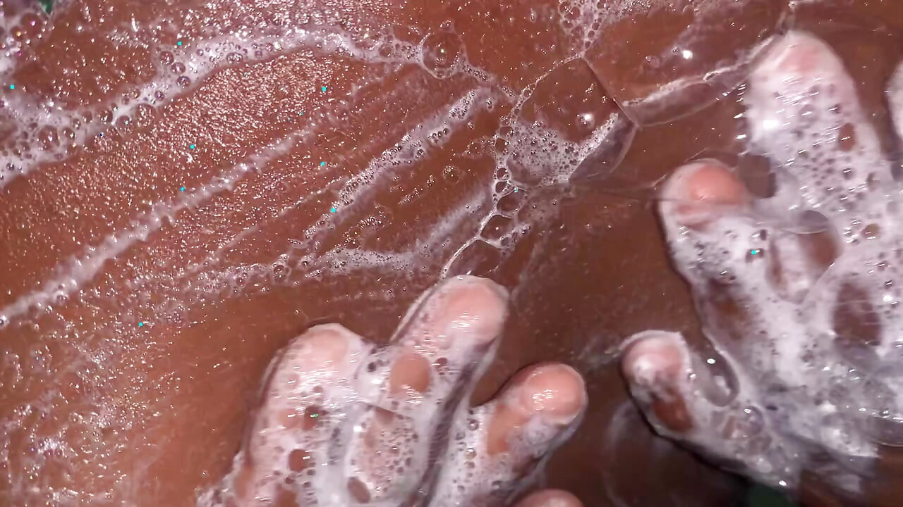 Quente pequena negra gata gosta de momento solo no banheiro acariciando seus peitos pequenos