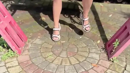 Berjalan Gadis Telanjang