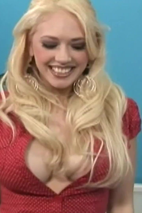 Porno yapmak için bir piliç arıyor ve patlatan bir sarışın buldular
