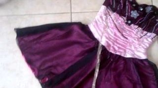 Se divertindo com um vestido quinceanera