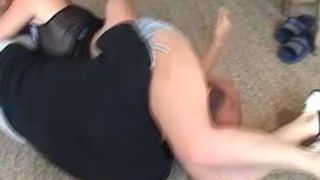 Mandy lutte contre un mec avec son petit short