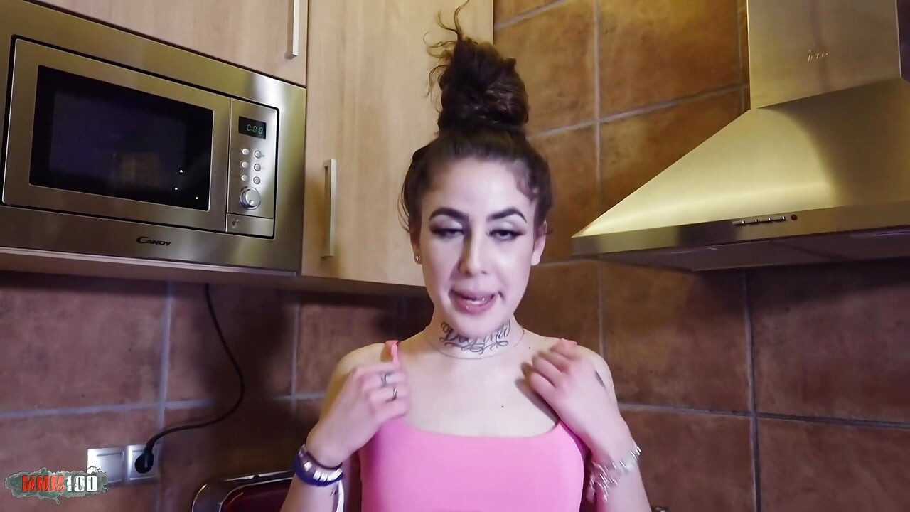 Španjolska brineta Mia Doll na prvom kastingu - pušenje i svršavanje po licu