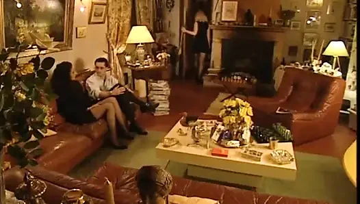 Две сексуальные винтажные милфы-лесбиянки лижут волосатую киску друг другу и получают сперму на их большие сиськи