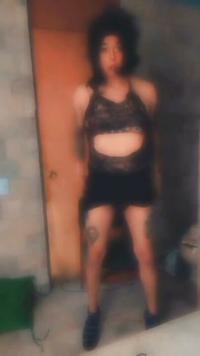Lingerie hitam dan sepatu hak
