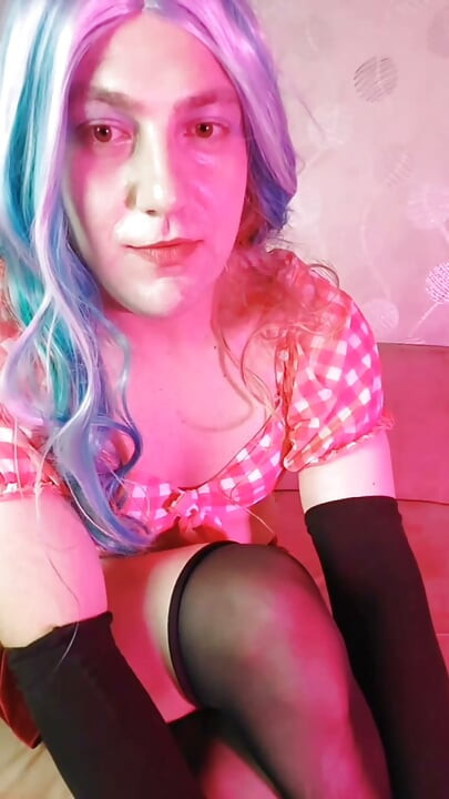 Pembe Kırmızı Kıyafetli Sissy