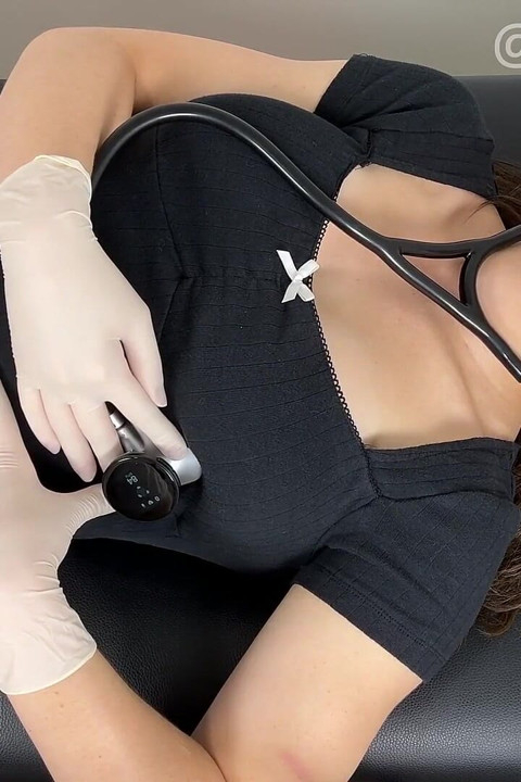 Eko Core Heart auscultation trong chiếc áo và quần đùi dễ thương