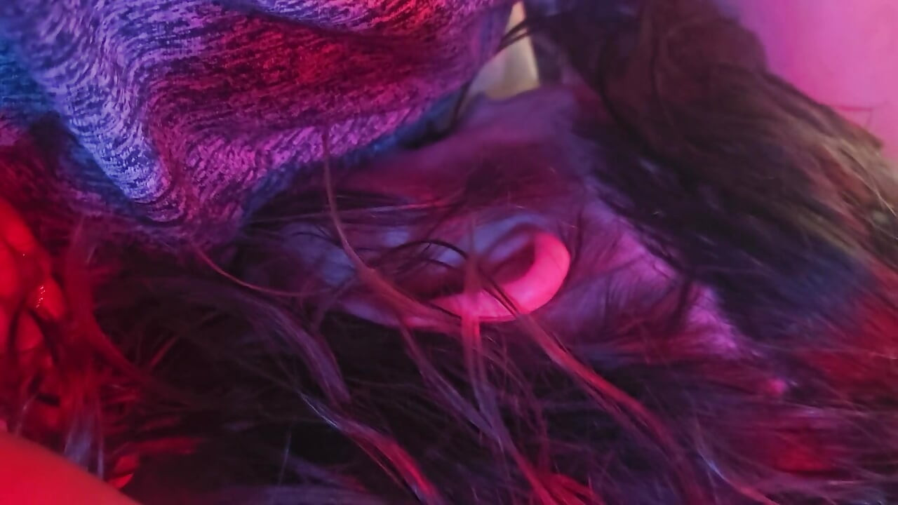 Delilah se fait baiser la bouche par 2