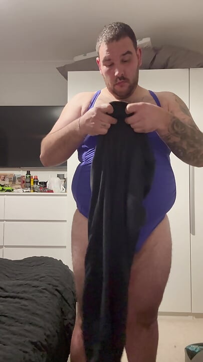 Bondage de bite et de couilles avec pinces à tétons et plug anal, partie 2