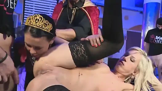 Kızlarla aşırı grup seks domalarak sikiliyor ve yüzlerine boşaltıyor