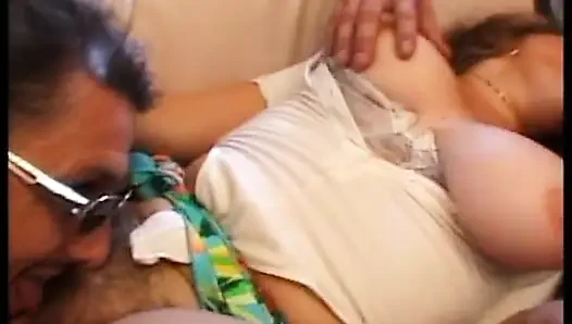 Pelacur pantat besar disodok anal di foursome hardcore