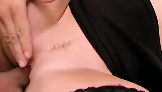 Cewek rambut pirang super hot dengan toket aduhai dan memek becek ini suka banget dientot dengan ganas