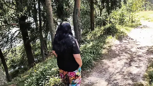 Eine heiße mutter und ein junger typ hatten ein wildes abenteuer im wald. Sie hatten eine tolle Zeit zusammen und jeder bekam, was sie wollten.