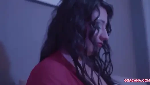 Богатый мужчина пользуется привлекательной молодой женщиной